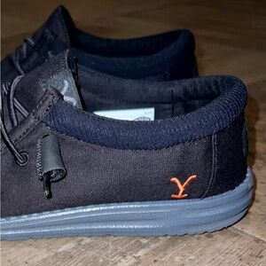 Black Hey Dude Yellowstone shoes size 9